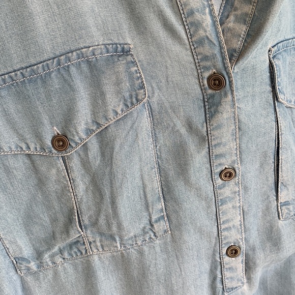 Chambray shirt with two pockets and fringe at bottom! - Picture 3 of 8